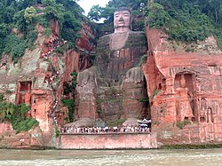 На южной и северной по отношению к Будде стенах выдолблены более 90 каменных изображений бодхисатв